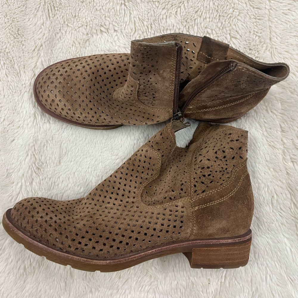 SOFT✨Brown✨7M Perforated Ankle Boots
